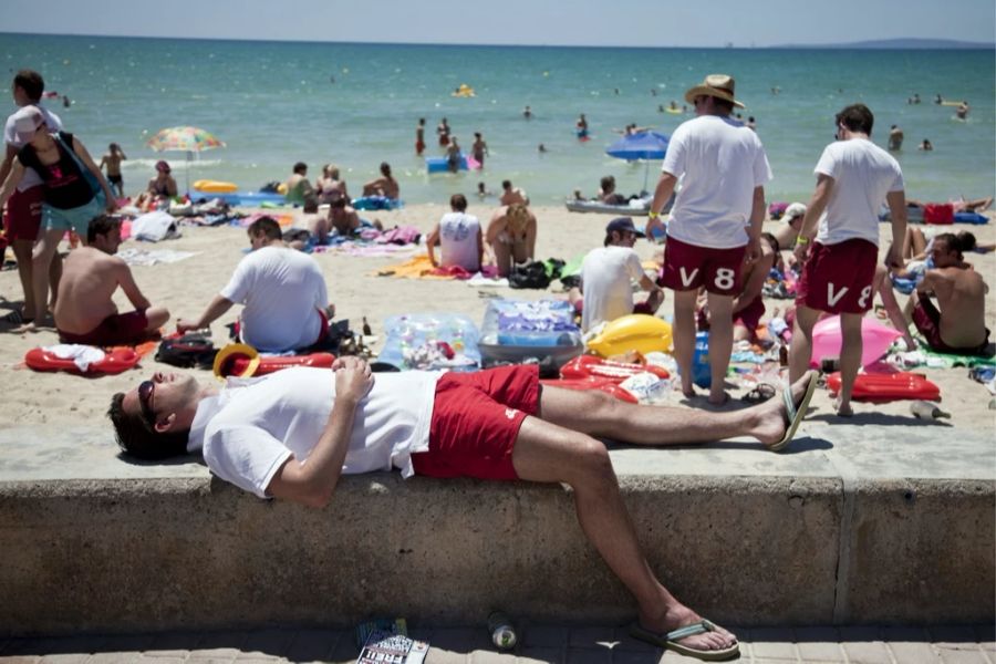 Zentral ist ihm zufolge: «Die Gruppen suchen Destinationen wie Mallorca bewusst mit dem Vorsatz auf, sich richtig ‹volllaufen zu lassen›, ‹durchzufeiern›, ‹Frauen aufzureissen›.»