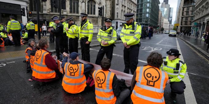 Protestaktion: Aktivisten der Gruppe «Just Stop Oil» blockieren im Herbst 2022 eine Strasse in London und fordern, zukünftige Gas- und Ölprojekte zu stoppen. (Archivbild) Just Stop Oil
