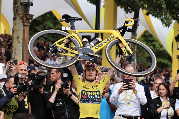 Jonas Vingegaard feiert seinen zweiten Sieg an der Tour de France. Tour de France Vingegaard