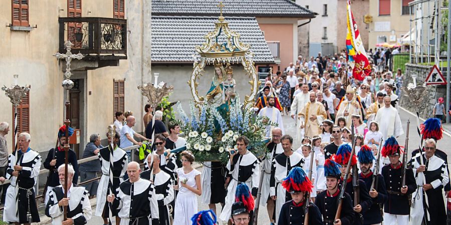 Feierliche Prozession für die Madonna vom Karmel in Ponto Valentino TI.