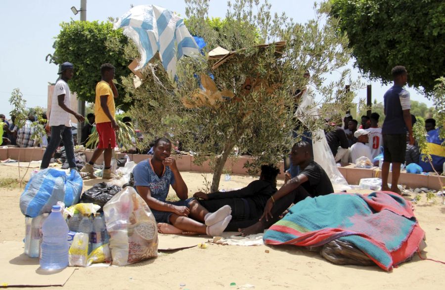 Migranten in der tunesischen Hafenstadt Sfax. In letzter Zeit kam es vermehrt zu Auseinandersetzungen mit Stadtbewohnern.