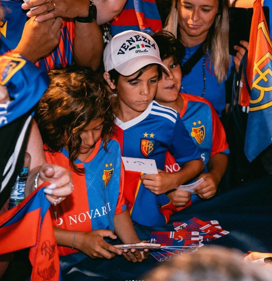 Fans des FCB konnten sich Autogramme der Legenden sichern.