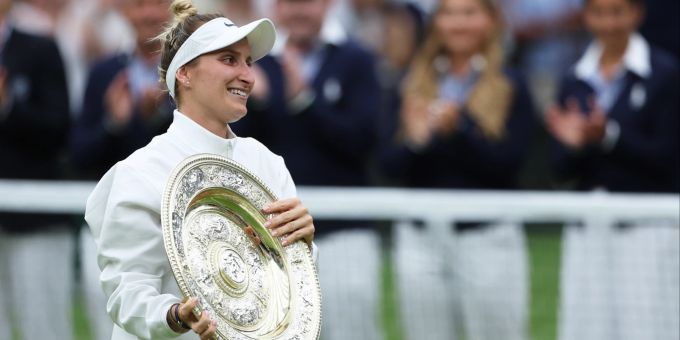 Marketa Vondrousova holt sich die Schale in Wimbledon. Wimbledon