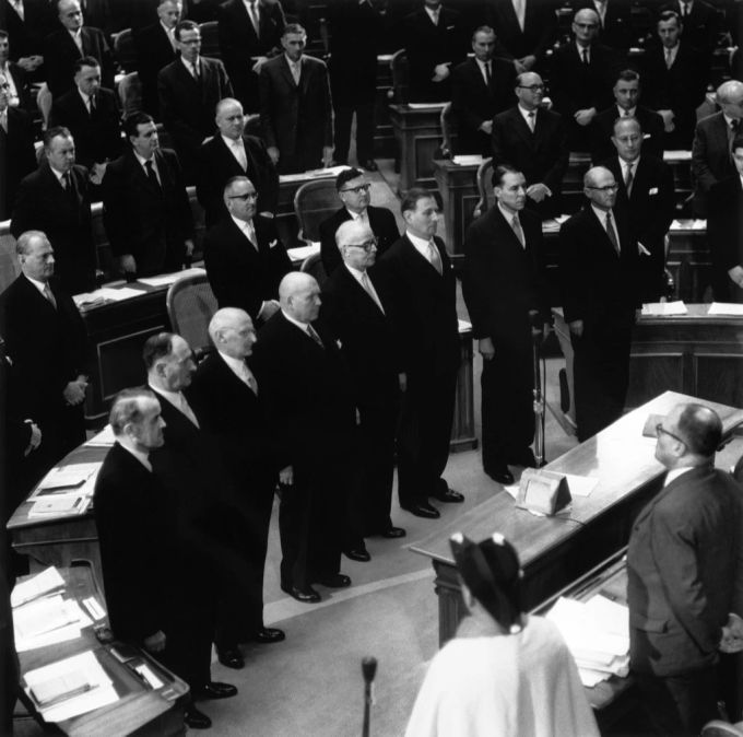 Der Bundesrat von 1959 legt den Amtseid ab. Es war das erste Mal, dass die «Zauberformel» 2-2-2-1 die Sitze der Parteien bestimmte. (Archivbild) Zauberformel Bundesrat Parteien Amtseid