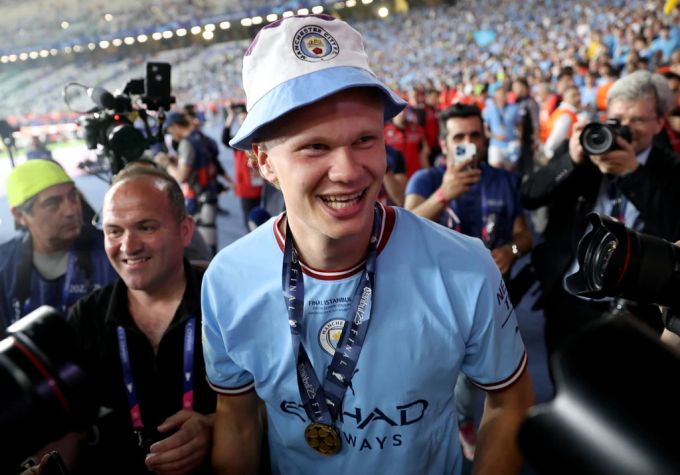Die Titel-Feier mit ManCity hat auch bei Erling Haaland offenbar Spuren hinterlassen. erling haaland