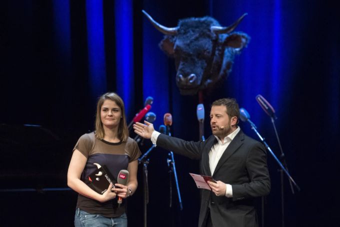 Hazel Brugger (l.) erhält 2017 von Gabriel Vetter den Salzburger Stier, den renommiertesten Kabarettpreis im deutschsprachigen Raum. stefan büsser gabriel vetter