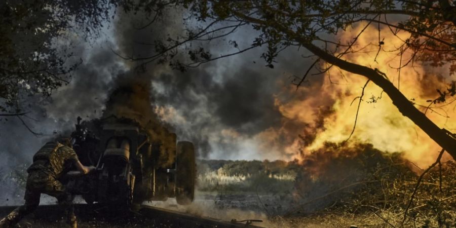 Ein ukrainischer Polizist einer Spezialeinheit feuert eine Kanone auf russische Stellungen an der Frontlinie in der Nähe von Kreminna. Foto: LIBKOS/AP/dpa