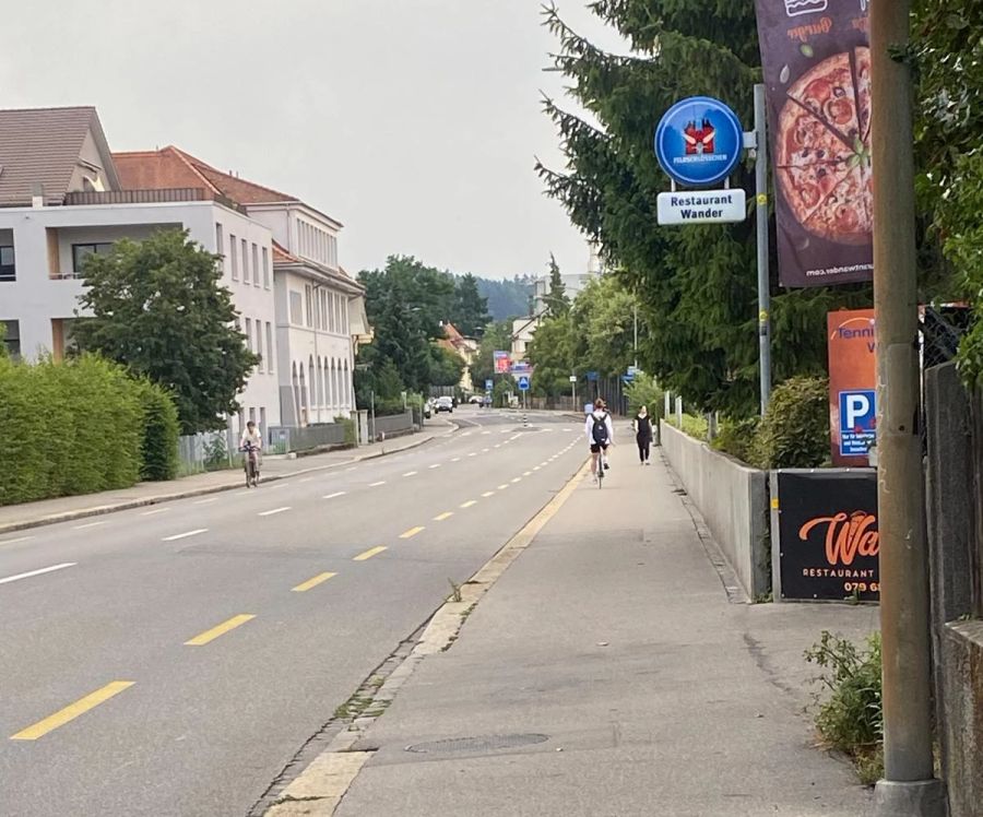 Dennoch erlebt eine Nau.ch-Leserin immer wieder, dass die Velos auf dem Trottoir unterwegs sind.