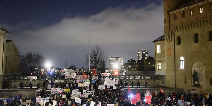 Rund 3000 Personen demonstrierten in Lausanne gegen den aus ihrer Sicht zu tiefen Teuerungsausgleich für die Staatsangestellten. Rund 3000 Personen demonstrierten in Lausanne gegen den aus ihrer Sicht zu tiefen Teuerungsausgleich für die Staatsangestellten.