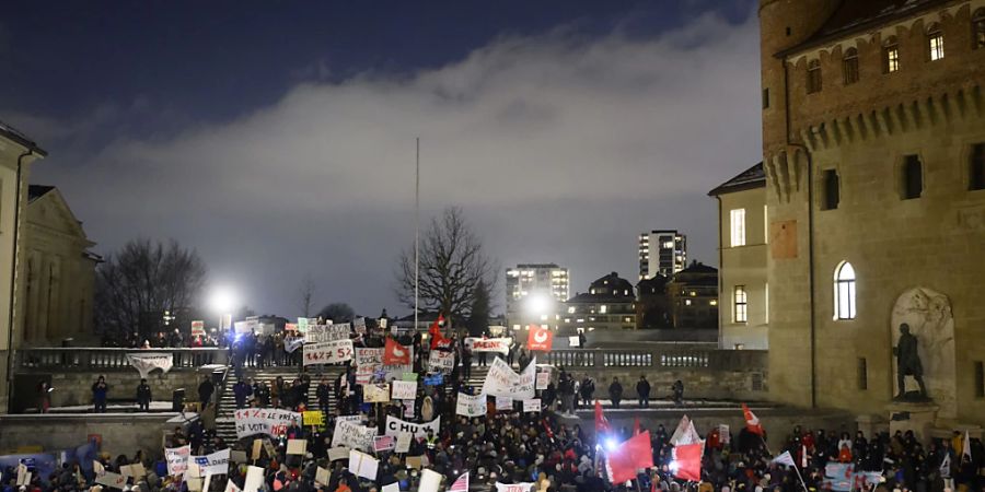 Rund 3000 Personen demonstrierten in Lausanne gegen den aus ihrer Sicht zu tiefen Teuerungsausgleich für die Staatsangestellten.