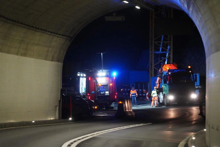 Ein Fahrzeug geriet ins Schleudern und kollidierte mit einem entgegenkommenden Wagen.