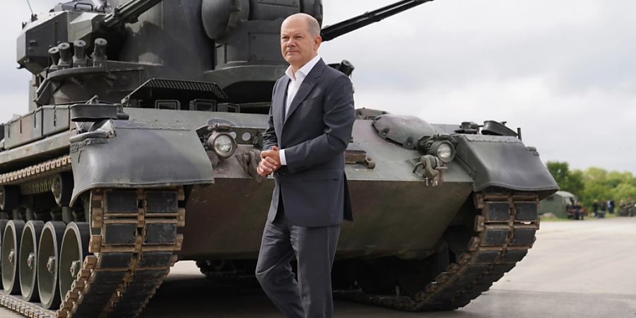 ARCHIV - Bundeskanzler Olaf Scholz (SPD) besucht das Ausbildungsprogramm für ukrainische Soldaten an dem Flugabwehrkanonenpanzer Gepard und geht an einem Gepard-Panzer vorbei. Foto: Marcus Brandt/dpa