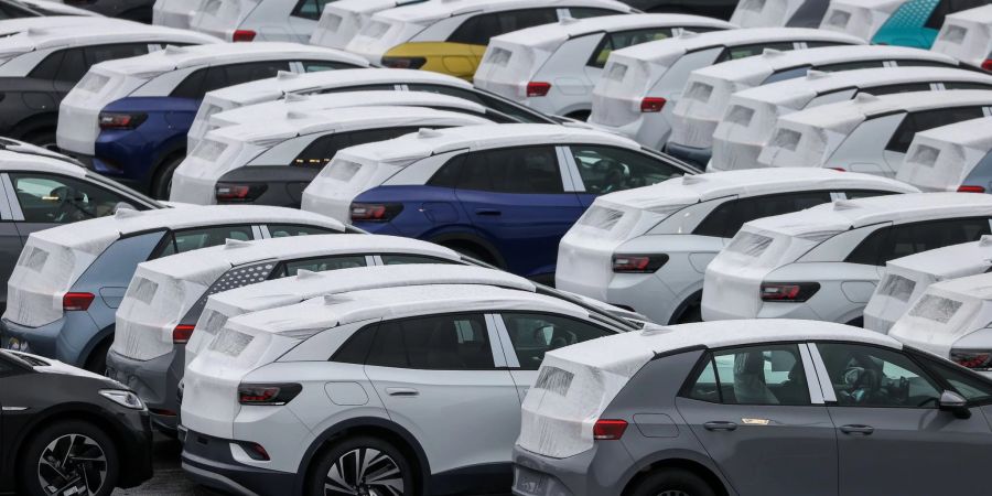 Will die EU ihre versprochenen Klimaziele erreichen, sind laut einer Studie massive Investitionen in emissionsarme Technologien nötig. Forschende der Universität ETH in Zürich raten auch statt Prämien für E-Autos zu einer Verteuerungen von Verbrennern.