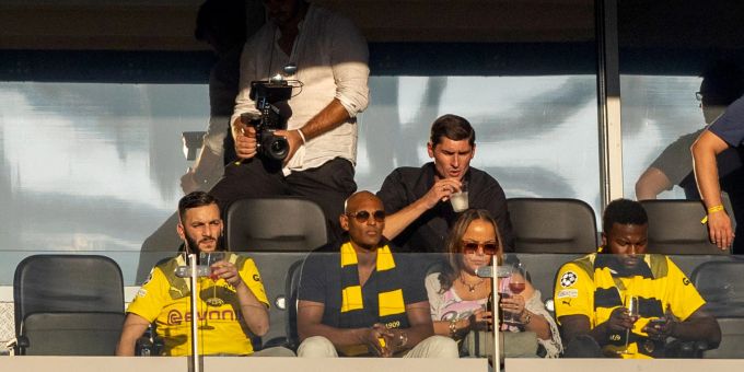 Sébastien Haller (2.v.l.) sitzt bei einem Spiel von Borussia Dortmund auf der Tribüne. haller