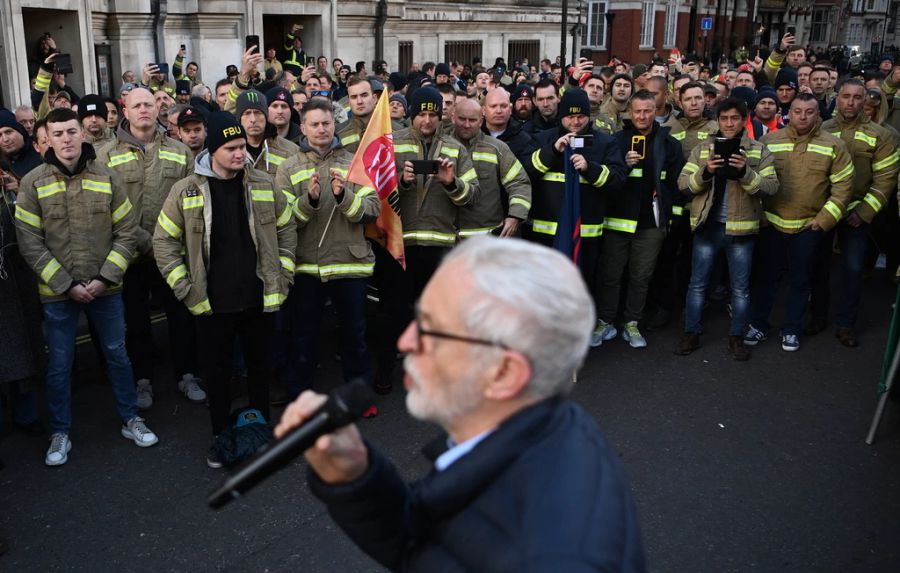 Jeremy Corbyn, ehemaliger Labour-Chef, spricht an einem Streik der Feuerwehr, 6. Dezember 2022.