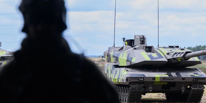 Ein Kampfpanzer Panther KF51 des Rüstungskonzerns Rheinmetall steht bei einer Führung durch das Rheinmetall-Werk Unterlüss. Foto: Julian Stratenschulte/dpa rheinmetall