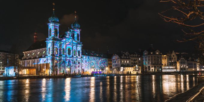 In der Jesuitenkirche findet täglich mehrmals die Lichtshow ÄON statt. Jesuitenkirche Luzern