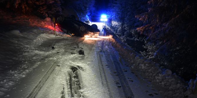 Malix GR: Auto rutscht nach Unfall rund die Strasse hinunter.