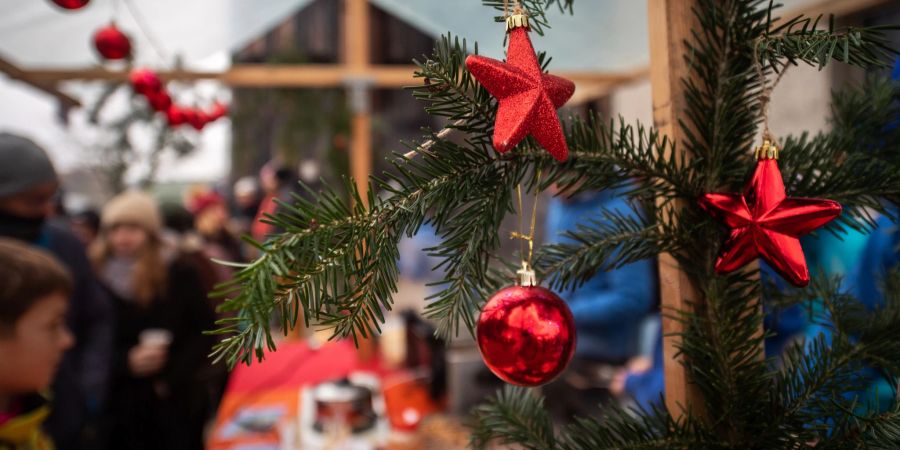 Ein geschmückter Baum am Weihnachtsmarkt. (Symbolbild)