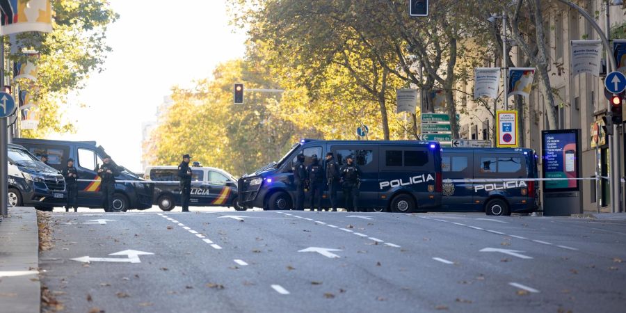 Polizisten vor der US-Botschaft in Madrid.