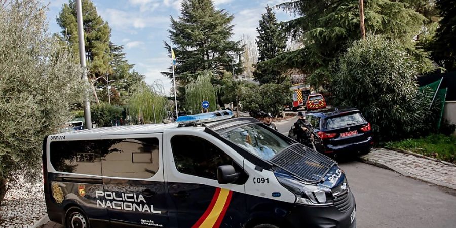 Ein Polizeiwagen und Feuerwehrfahrzeuge stehen vor der ukrainischen Botschaft in Madrid. Foto: Carlos Luján/EUROPA PRESS/dpa