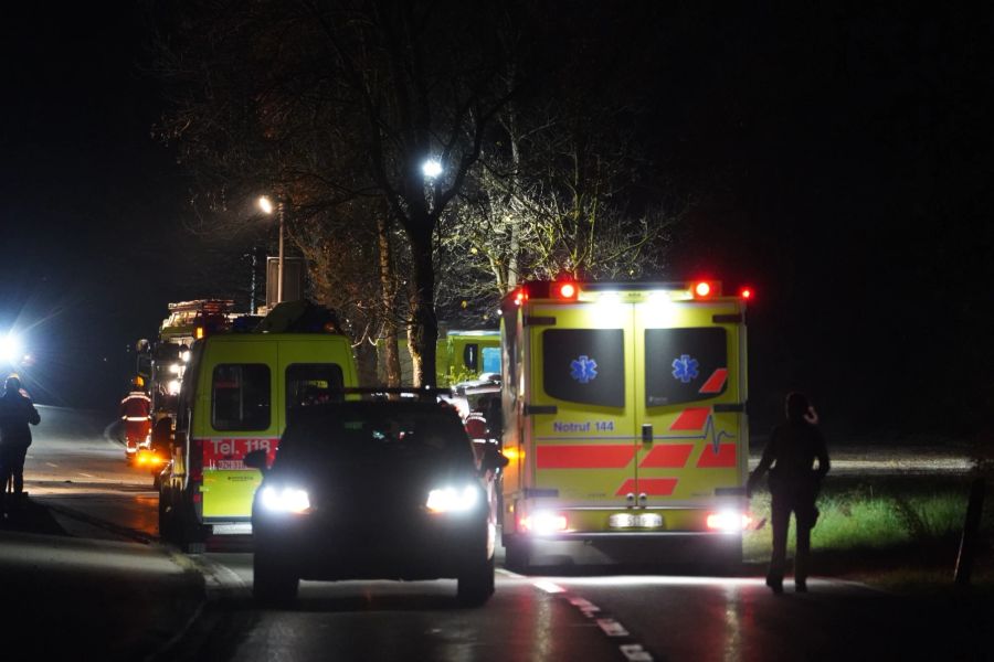 Nach dem Unfall in Uster TH versuchten die Rettungskräfte den Fahrer wiederzubeleben.