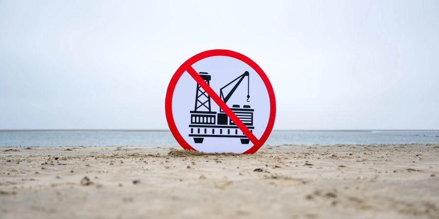 Ein Plakat gegen die geplante Erdgasförderung am Strand von Borkum.