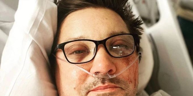 Jeremy Renner gab einige Tage nach dem Unfall Entwarnung aus dem Krankenbett. Jeremy Renner