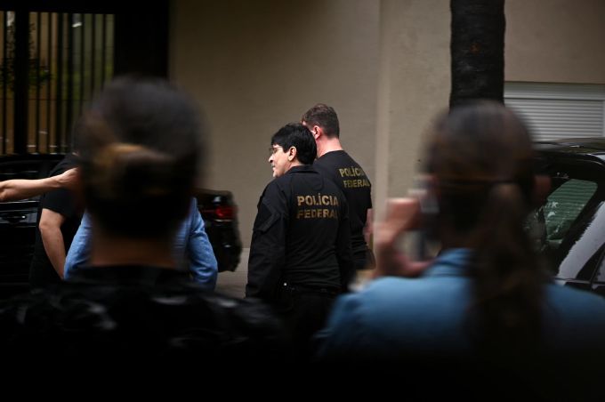 Polizisten durchsuchen das Haus von Ibaneis Rocha, dem ehemaligen Gouverneur von Brasilia. Brazilian
