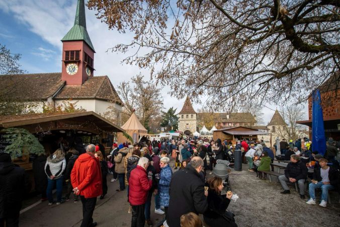 Zahlreiche Besucher kamen zum Schloss Laufen oberhalb des Rheinfalls.