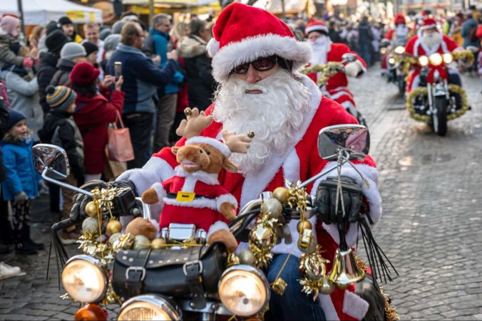 Samichlaus Ride durch Weihnachtsmarkt 2022 in Thun.