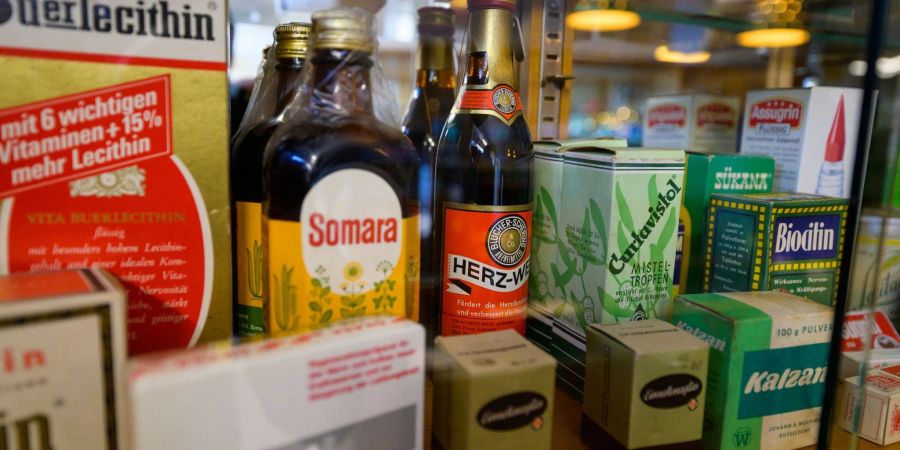 Produkte einer originaltreu nachgebauten Drogerie aus den 60er Jahren im Freilichtmuseum am Kiekeberg.