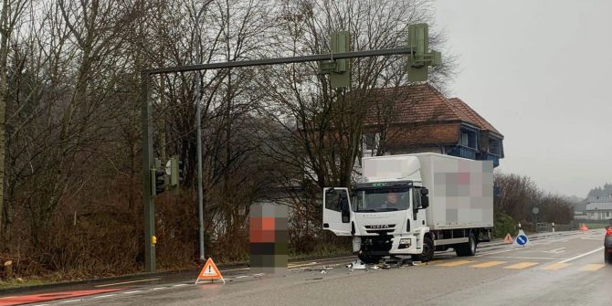 Selzach: Auffahrkollision zwischen einem Auto und einem Lastwagen