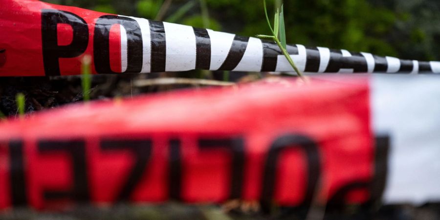 Nach dem Fund zweier Leichen und eines lebensgefährlich verletzten Mannes in zwei Orten östlich von Stuttgart ermittelt die Polizei weiter die Hintergründe des Falles.