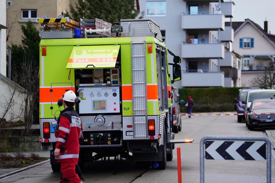 Die 54-jährige Bewohnerin der Wohnung musste mit schweren Verletzungen mit einem Rettungshelikopter in ein Spital geflogen werden.