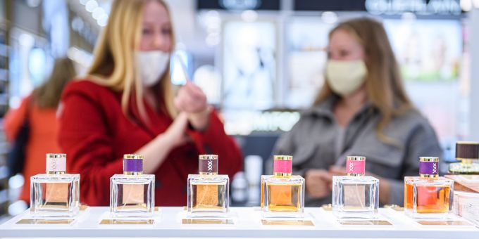 Wie lange ein Duft auf der Haut hält, hängt auch von der Duftstoffkonzentration ab. Bei Parfums ist diese besonders hoch. Parfüm Proben Frauen Duft