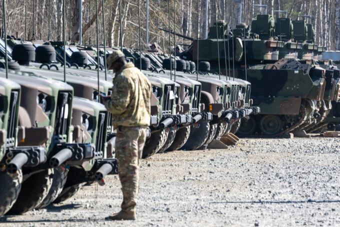 Militärfahrzeuge der US-Streitkräfte stehen auf dem Gelände des Truppenübungsplatzes Grafenwöhr. Grafenwöhr