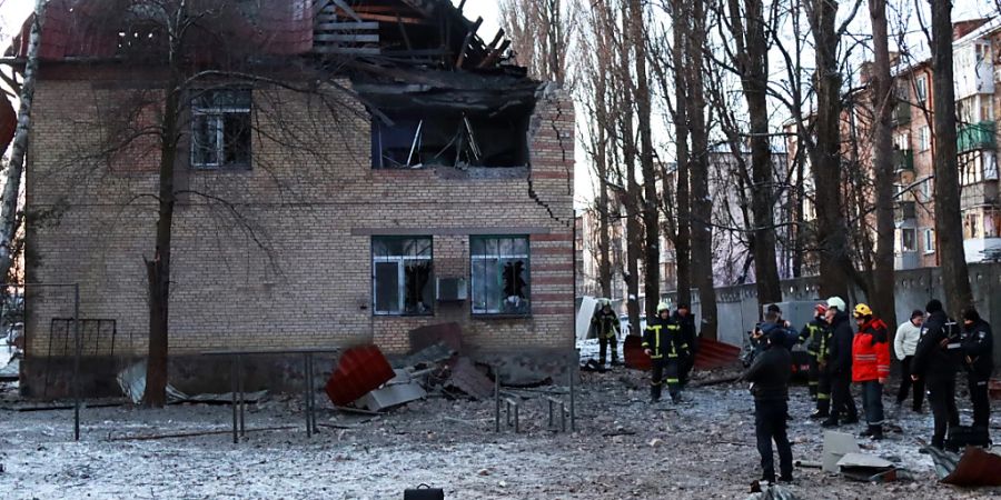 Die Ukraine kann die Kamikaze-Drohnen von Russland zwar oft abwehren, dennoch zerstören herabfallende Trümmer ganze Häuser wie hier in Kiew. Foto: -/Ukrinform/dpa