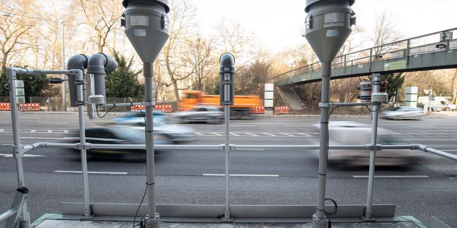 Geräte zur Messung von Feinstaub und Stickoxiden auf der Luftmessstelle «Stuttgart am Neckartor».