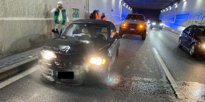 Reinach BL / A18: Personenwagenlenker verursacht Selbstunfall. Reinach Unfall