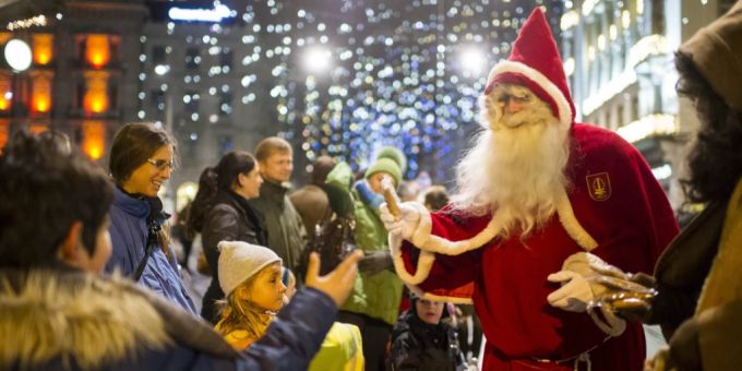 Ein Chlaus der St. Nikolausgesellschaft der Stadt Zürich verteilt Lebkuchen am Samichlaus-Umzug durch die Bahnhofstrasse am Sonntag, 24. November 2013 in Zürich. Samichlaus