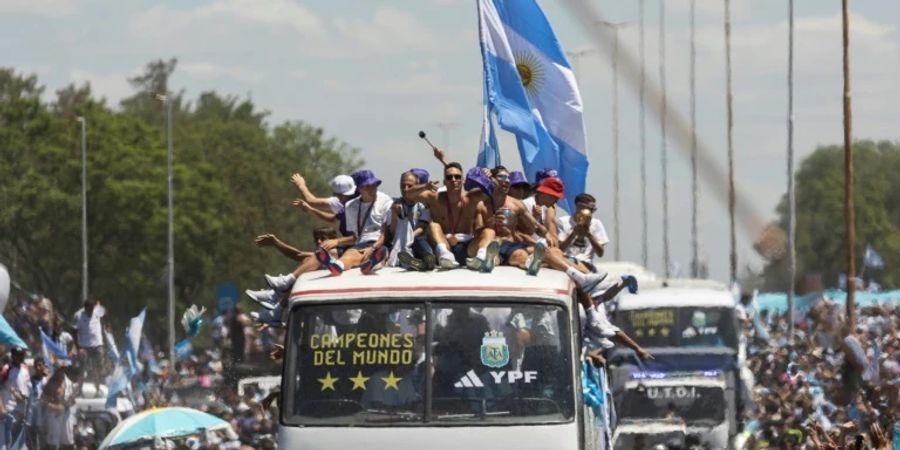 Kaum Durchkommen: Argentiniens Siegesparade wurde abgebrochen