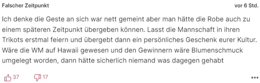 Die Robe hätte man auch nachher noch überreichen können, schlägt dieser Leser vor.