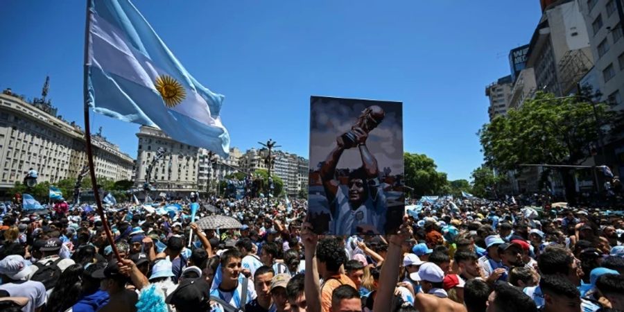 Argentinienfans warten in Buenos Aires auf den Weltmeister