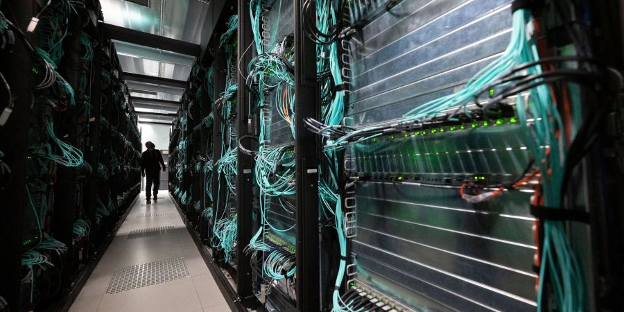 Ein Mitarbeiter des Höchstleistungsrechenzentrum Stuttgart (HLRS) geht zwischen Rechnerschränken einer Grossrechenanlage mit dem Projekt-Namen «Hawk».