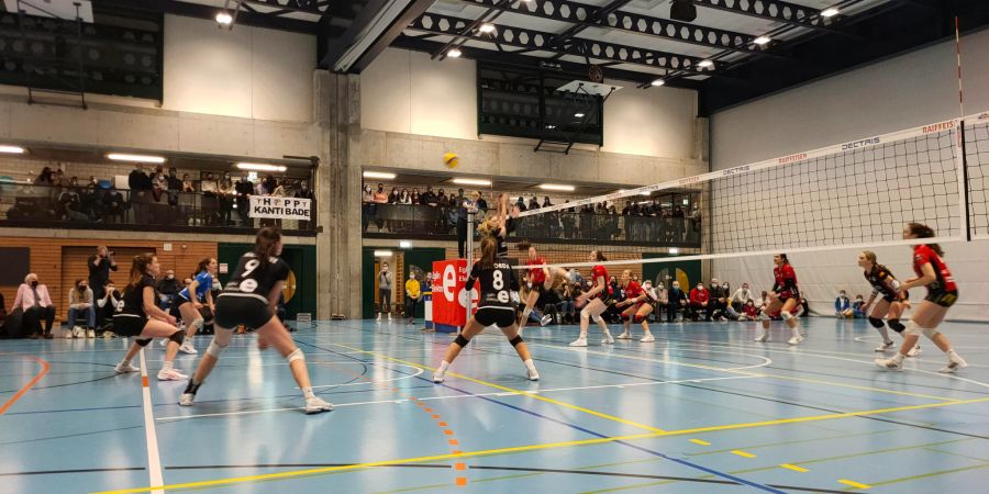 Die Spielerinnen des VBC Kanti Baden behaupten sich bei einem Match. - Baden