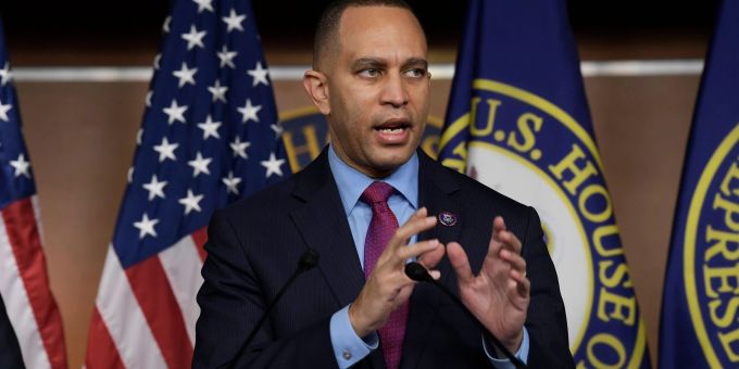 Joe Biden telefonierte am Mittwoch mit Hakeem Jeffries, welcher die Demokraten im Repräsentantenhaus anführt. Jeffries Joe Biden