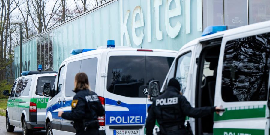 Einsatzkräfte der Bereitschaftspolizei suchen vor dem Kelten Römer Museum nach Spuren.
