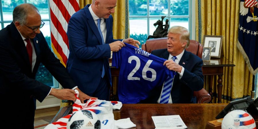 Carlos Cordeiro (l), Präsident des US-Fussballverbandes, und FIFA-Präsident Gianni Infantino (M) bei einem Termin beim damaligen US-Präsidenten Donald Trump.