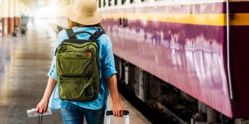 Frau am Bahnsteig